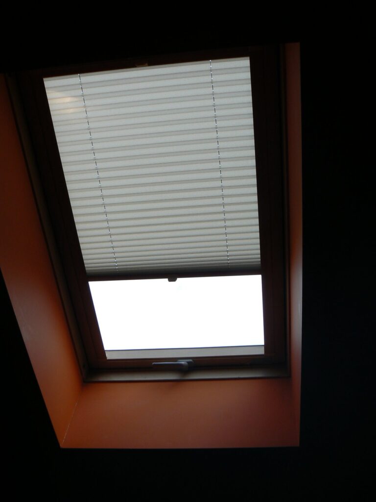 Żaluzje plisowane na okno dachowe